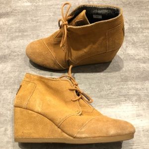 Toms ankle wedge bootie in tan/brown